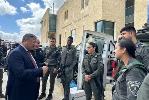 El ministro de Seguridad Nacional, Itamar Ben-Gvir, en el Centro de Comando de la Policía de Jerusalem. (Ynet) El ministro de Seguridad Nacional, Itamar Ben-Gvir, en el Centro de Comando de la Policía de Jerusalem.