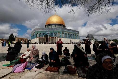 Mujeres musulmanas rezan para celebrar el Ramadán. 