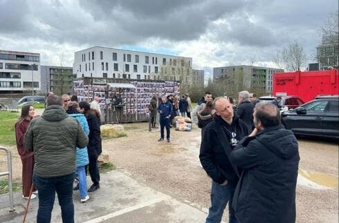Una exposición que reproduce un túnel terrorista en el que Hamás mantiene rehenes instalada en Bruselas, Bélgica. (Ministerio de Asuntos Exteriores) Una exposición que reproduce un túnel terrorista en el que Hamás mantiene rehenes instalada en Bruselas, Bélgica.