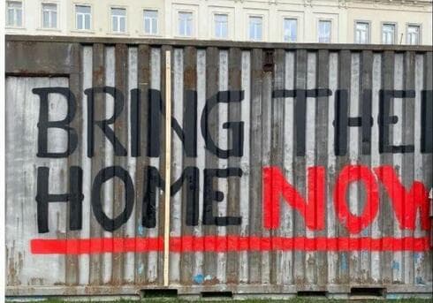 Una exposición que reproduce un túnel terrorista en el que Hamás mantiene rehenes instalada en diferentes países europeos. (Ministerio de Asuntos Exteriores) Una exposición que reproduce un túnel terrorista en el que Hamás mantiene rehenes instalada en Bruselas, Bélgica.