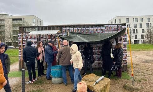 Una exposición que reproduce un túnel terrorista en el que Hamás mantiene rehenes israelíes. (Ministerio de Asuntos Exteriores) Una exposición que reproduce un túnel terrorista en el que Hamás mantiene rehenes instalada en Bruselas, Bélgica.