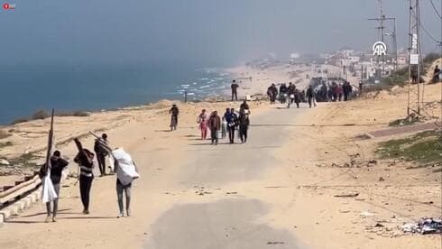Por el hambre, palestinos huyen del norte de la Franja de Gaza. 