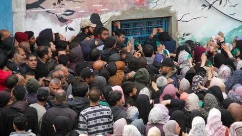 Palestinos de Gaza se arremolinan frente a una oficina de distribución de alimentos. (Reuters) Palestinos de Gaza se arremolinan frente a una oficina de distribución de alimentos.