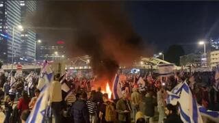 Protesta de israelíes tras la destitución de Galant. 