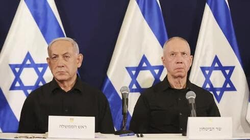 Yoav Galant y Benjamín Netanyahu. El enfrentamiento sigue, luego de que el ministro de Defensa fuera despedido del gobierno. (AP) Yoav Galant y Benjamín Netanyahu.