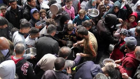 Habitantes del norte de Gaza se arremolinan ante un lugar de entrega de comida. (Reuters) Habitantes del norte de Gaza se arremolinan ante un lugar de entrega de comida.