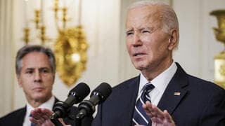 El presidente de Estados Unidos, Joe Biden. Detrás, Antony Blinken. 
