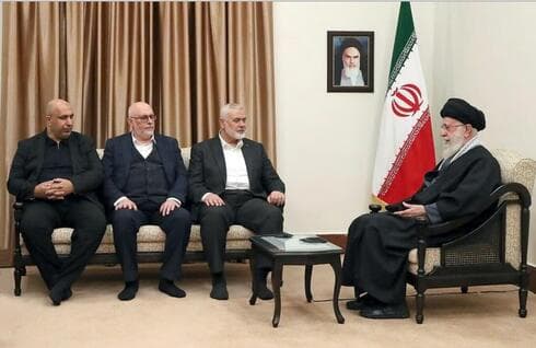 El líder supremo de Irán, Alí Jamenei, se reúne con Ismail Haniyeh, de Hamás, en Teherán, el mes pasado. (X) El líder supremo de Irán, Alí Jamenei, se reúne con Ismail Haniyeh, de Hamás, en Teherán, el mes pasado.