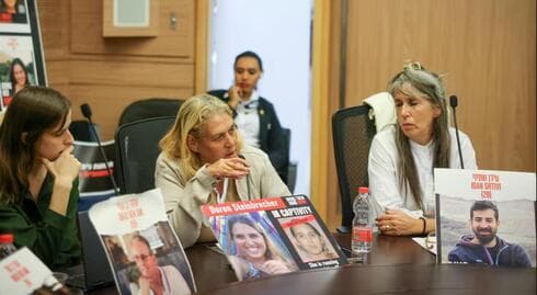 Familiares de los secuestrados en la Knesset.