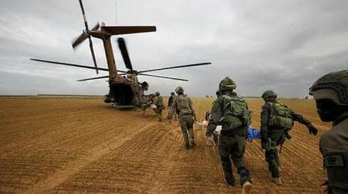 Evacuación de los heridos de la batalla en Gaza.