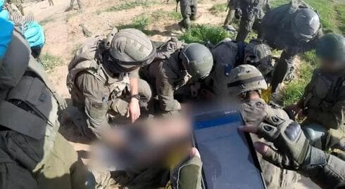 Atención de los heridos en batalla.