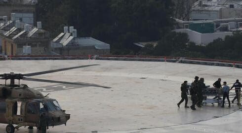 Un helicóptero militar lleva a los heridos al hospital Ichilov de Tel Aviv. (Reuters) Un helicóptero militar lleva a los heridos al hospital Ichilov de Tel Aviv.