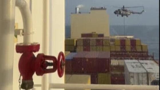 Momento en que los comandos bajan de un helicóptero para apoderarse del barco. 