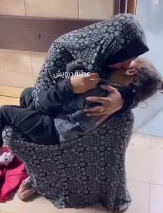Una madre de Gaza dice que su hija de 5 años recibió un disparo en la cabeza de las FDI. (Captura de pantalla) Una madre de Gaza dice que su hija de 5 años recibió un disparo en la cabeza de las FDI.