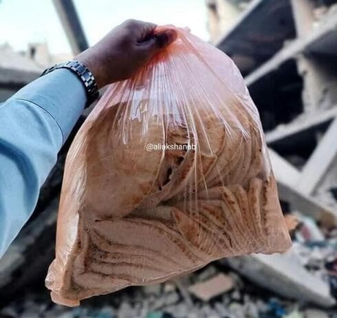 Las panaderías hornean pita en Gaza.