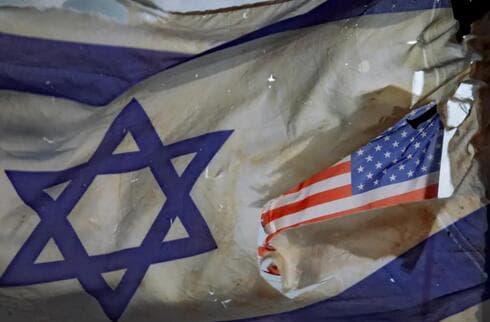 Una bandera estadounidense dentro de una bandera israelí. 