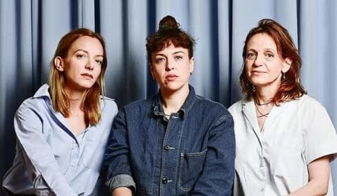 La artista Ruth Patir (centro) con las curadoras Tamar Margalit (izquierda) y Mira Lapidot (derecha), que cerraron las puertas de la exposición israelí en la 60ª Bienal de Venecia, cuya inauguración está prevista para el 20 de abril de 2024. 