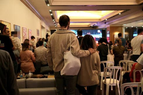 Evacuados en un hotel que se verán obligados a celebrar el Séder lejos de casa. (Alex Kolomoisky) Evacuados en un hotel que se verán obligados a celebrar el Séder lejos de casa.
