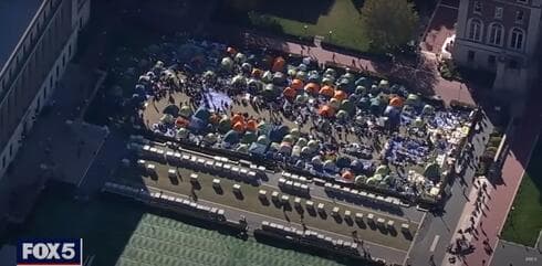Vista aérea de las carpas instaladas en los campus. 