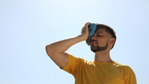 Los israelíes, agobiados por el calor. 