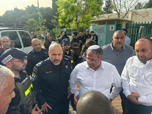 Ben-Gvir en el lugar de los hechos, junto al comandante del Distrito Central, el teniente general Avi Biton. 