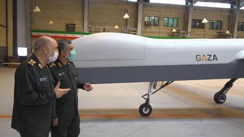 Militares junto a un avión no tripulado de fabricación iraní. 