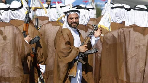 Voluntarios de Basij se preparan para una marcha. 
