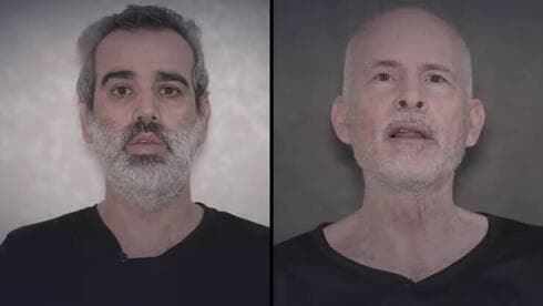 Omri Mirren y Keith Siegel, en el video difundido por Hamás. 