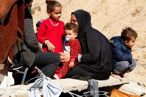 La ONU redujo a la mitad la estimación de muertes entre mujeres y niños em la Franja de Gaza. (Reuters) Desplazados de Gaza sentados frente a una tienda de campaña en Rafah.