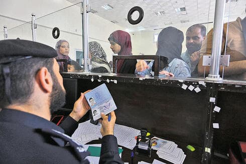 Papeleo burocrático en el cruce de Rafah. 