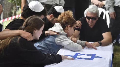 Escenas de dolor en el funeral del sargento Ido Aviv. 