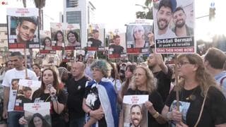 Familiares de rehenes se manifiestan durante la reunión de gabinete. 