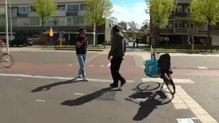 Un hombre dejó su bicicleta para intentar golpear al periodista. 