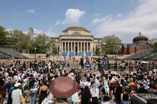 Manifestantes propalestinos en la Universidad de Columbia antes de ser desalojados con más de 200 arrestados. 