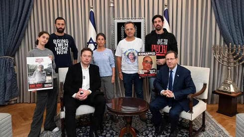Familiares de rehenes con Elon Musk. 
