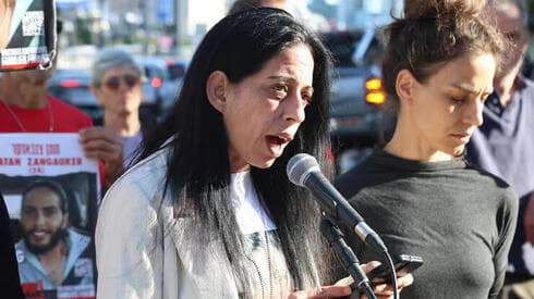 Einav Tsengawker habla en uno de los actos realizados por los familiares de rehenes en cautiverio. (Shaul Golan) Einav Tsengawkar habla en el acto de los familiares.