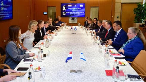 La reunión entre los ministros de Asuntos Exteriores y otros diplomáticos de Países Bajos e Israel. (GPO) La reunión entre los ministros de Asuntos Exteriores.