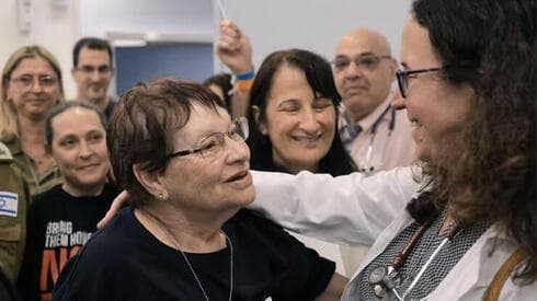 La madre de Nadav, Hannah Perry, que fue liberada después de 49 días de cautiverio. (Ynet) La madre de Nadav, Hannah Perry, que fue liberada después de 49 días de cautiverio.
