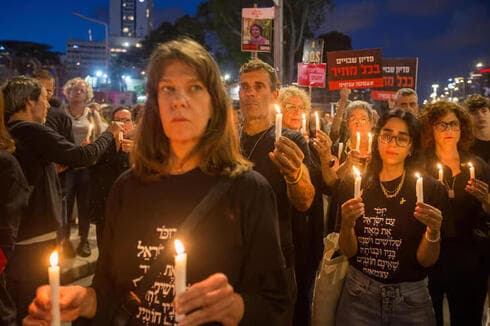 Una manifestación pacífica de las familias de los secuestrados frente a la Puerta Begin en Tel Aviv, el domingo por la noche. 