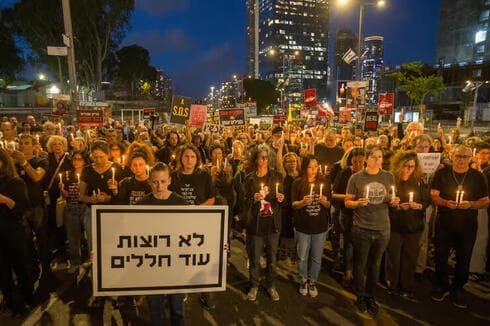 Una manifestación pacífica de las familias de los secuestrados frente a la Puerta Begin en Tel Aviv, el domingo por la noche. 