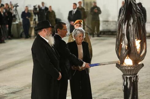 El presidente de Israel, Isaac Herzog, participa del encendido de la antorcha. 