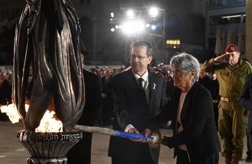 Encendido de la antorcha en la ceremonia. 
