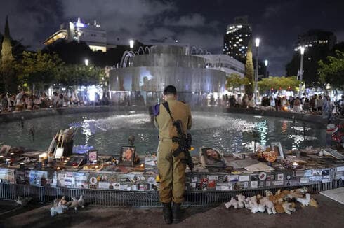 Un soldado israelí participa del recordatorio del Día de los Caídos 2024. 