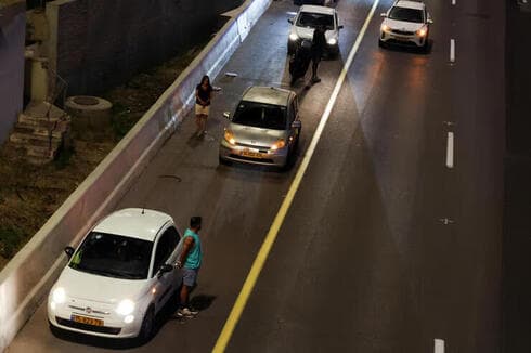De pie en la carretera de Tel Aviv mientras sonaba la sirena. 