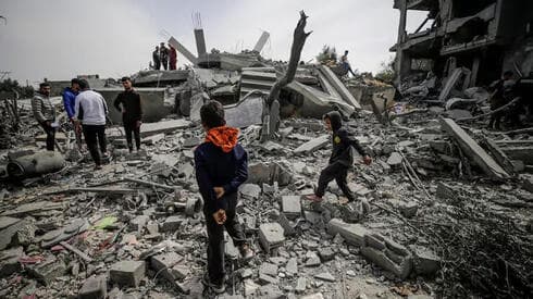 Niños en una Franja de Gaza en ruinas. 
