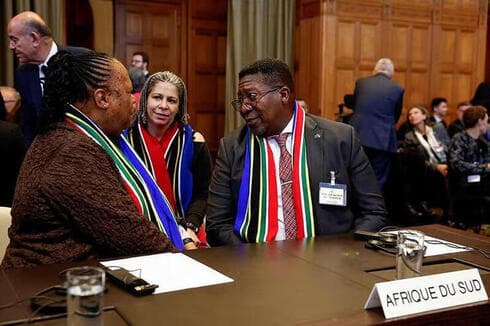 Representantes sudafricanos en el último debate en La Haya. Afirman que Israel utiliza la IA para seleccionar objetivos. (Reuters) Representantes sudafricanos en el último debate en La Haya. Afirman que Israel utiliza la IA para seleccionar objetivos.
