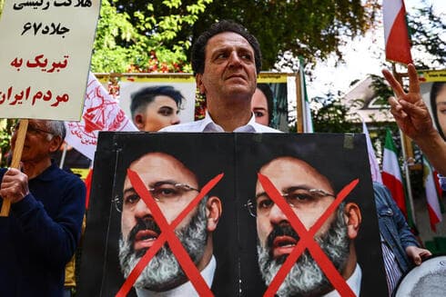 Disidentes iraníes en el exilio celebran la muerte del presidente Raisi. 