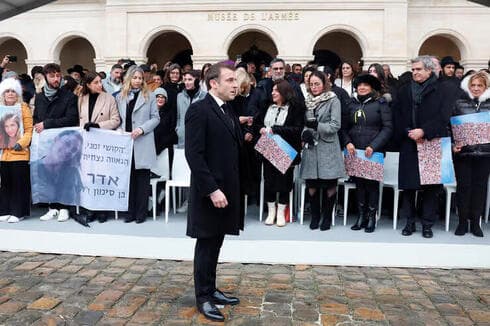 Macron en una ceremonia en conmemoración de los 42 ciudadanos franceses asesinados en los sucesos del 7/10. (AFP) Macron en una ceremonia en conmemoración de los 42 ciudadanos franceses asesinados en los sucesos del 7/10.