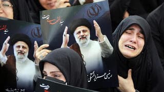 Mujeres iraníes lloran tras el fallecimiento de Ebrahim Raisi. 
