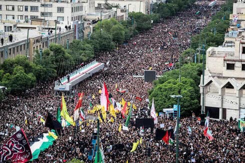 Miles de personas en las calles de Mashhad para el funeral de Ebrahim Raisi. (Reuters) Miles de personas en las calles de Mashhad para el funeral de Ebrahim Raisi.